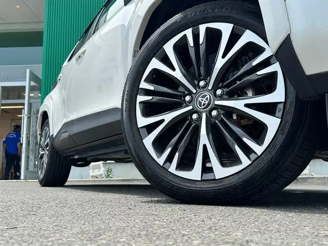 トヨタ ヤリスクロス ハイブリッド Z 宮城県 2022(令4)年 1.9万km ホワイトパールクリスタルシャイン パノラミックビューモニター/ブラインドスポットモニター/＋リアクロストラフィックオートブレーキ/＝＝＝/オーバーフェンダー/セーフティセンス/・プリクラッシュセーフティ/・レーントレーシングアシスト/・レーダークルーズコントロール/・オートマチックハイビーム/・ロードサインアシスト/先行車発進告知機能/インテリジェントクリアランスソナー/8インチディスプレイオーディオ/・ナビ機能付/・フルセグTV/・Bluetooth/・AppleCarPlay/ビルトインETC/ドライブレコーダー/ハーフレザーシート/シートヒーター/ステアリングヒーター/パワーシート/革巻きステアリング/ステアリングスイッチ/電動パーキングブレーキ/ブレーキホールド/LEDヘッドランプ/オートライト/スマートキー＆プッシュスタート/スペアキー/電動格納ミラー/純正18インチAW/純正フロアマット/純正ドアバイザー/W/サイド/カーテンエアバッグ