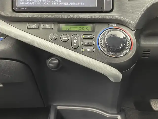 トヨタ アクア S 大分県 2013(平25)年 6万km グレーメタリック 純正ナビ（NSCP-W62）/【ＣＤ/ＤＶＤ/フルセグ/ＢＴ】/バックカメラ/D席シートヒーター/ＥＴＣ/横滑り防止/電動格納ミラー/オートライト/フォグライト/スマートキー/プッシュスタート/ステアリングスイッチ/社外15インチアルミホイール/社外フロアマット/ウィンカーミラー/車両取扱説明書