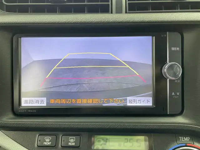 トヨタ アクア S 大分県 2013(平25)年 6万km グレーメタリック 純正ナビ（NSCP-W62）/【ＣＤ/ＤＶＤ/フルセグ/ＢＴ】/バックカメラ/D席シートヒーター/ＥＴＣ/横滑り防止/電動格納ミラー/オートライト/フォグライト/スマートキー/プッシュスタート/ステアリングスイッチ/社外15インチアルミホイール/社外フロアマット/ウィンカーミラー/車両取扱説明書