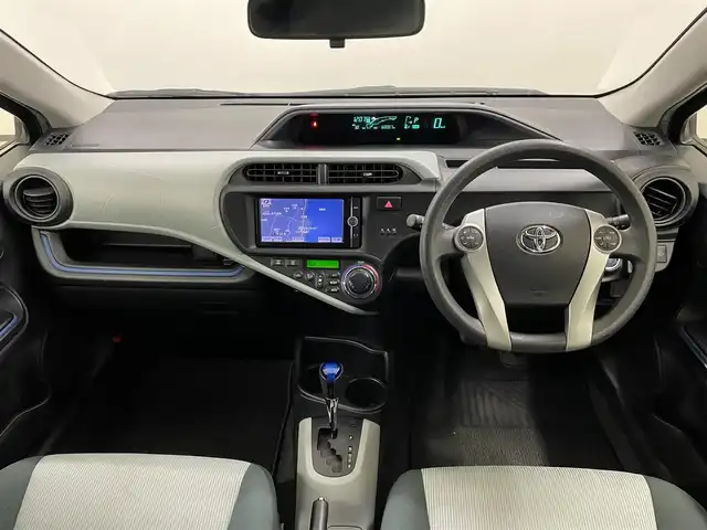 トヨタ アクア S 長崎県 2013(平25)年 6万km グレーメタリック 純正7インチナビ　（NSZT-W62G）/・フルセグTV　CD/DVD/SD/Bluetooth/バックカメラ/席シートヒーター/ETC/横滑り防止/電動格納ミラー/オートライト/フォグライト/スマートキー/プッシュスタート/ステアリングスイッチ/社外15インチAW/純正フロアマット