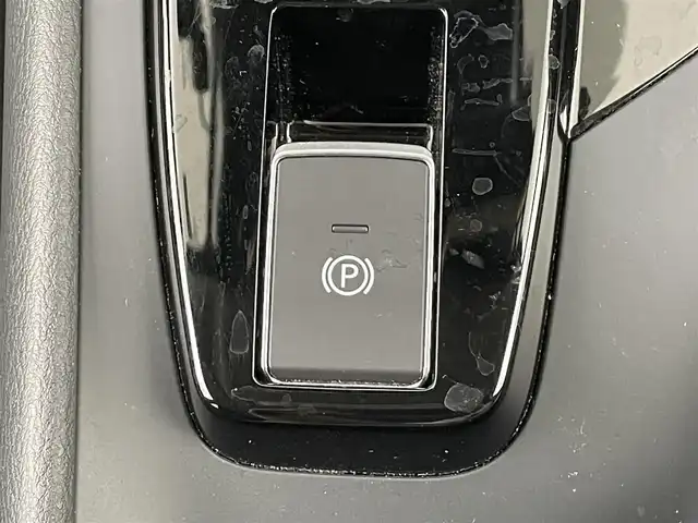 日産 ノート X 埼玉県 2023(令5)年 0.9万km ダークメタルグレー 純正ナビ　MM220D-L/(Bluetooth/HDMI/AM/FM)/地デジフルセグ/全方位カメラ/ETC/前方ドライブレコーダー/ブラインドスポットモニター/衝突軽減ブレーキ/標識認識機能/クリアランスソナー/デジタルインナーミラー/ドライブモードセレクト/電子パーキングシステム/オートブレーキホールド/ウィンカーミラー/ステアリングリモコン/純正フロアマット/純正ドアバイザー/純正16インチアルミホイール