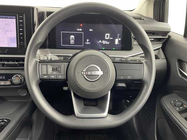 日産 ノート X 埼玉県 2023(令5)年 0.9万km ダークメタルグレー 純正ナビ　MM220D-L/(Bluetooth/HDMI/AM/FM)/地デジフルセグ/全方位カメラ/ETC/前方ドライブレコーダー/ブラインドスポットモニター/衝突軽減ブレーキ/標識認識機能/クリアランスソナー/デジタルインナーミラー/ドライブモードセレクト/電子パーキングシステム/オートブレーキホールド/ウィンカーミラー/ステアリングリモコン/純正フロアマット/純正ドアバイザー/純正16インチアルミホイール
