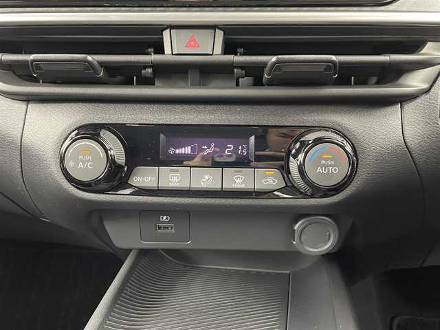 日産 ノート X 埼玉県 2023(令5)年 0.9万km ダークメタルグレー 純正ナビ　MM220D-L/(Bluetooth/HDMI/AM/FM)/地デジフルセグ/全方位カメラ/ETC/前方ドライブレコーダー/ブラインドスポットモニター/衝突軽減ブレーキ/標識認識機能/クリアランスソナー/デジタルインナーミラー/ドライブモードセレクト/電子パーキングシステム/オートブレーキホールド/ウィンカーミラー/ステアリングリモコン/純正フロアマット/純正ドアバイザー/純正16インチアルミホイール