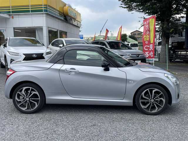 ダイハツ コペン ローブ 埼玉県 2022(令4)年 1.5万km ブライトシルバーメタリック ワンオーナー/ターボ/ハーフレザーシート/シートヒーター/純正メモリナビ＆フルセグＴＶ/（ＤＶＤ＆ＣＤ＆ＭＳＶ＆ＵＳＢ＆ＢＴ）/ＥＴＣ/ドライブレコーダー/革巻きステアリング/ステアリングリモコン/アイドリングストップ/純正１６inアルミホイール/オートライト/ＬＥＤライト/フォグランプ/スマートキー/プッシュスタート/Ｗエアバッグ/横滑り防止機能/ＡＢＳ/フロアマット/新車保証書/取扱説明書/スペアキー有