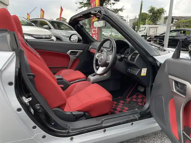 ダイハツ コペン ローブ 埼玉県 2022(令4)年 1.5万km ブライトシルバーメタリック ワンオーナー/ターボ/ハーフレザーシート/シートヒーター/純正メモリナビ＆フルセグＴＶ/（ＤＶＤ＆ＣＤ＆ＭＳＶ＆ＵＳＢ＆ＢＴ）/ＥＴＣ/ドライブレコーダー/革巻きステアリング/ステアリングリモコン/アイドリングストップ/純正１６inアルミホイール/オートライト/ＬＥＤライト/フォグランプ/スマートキー/プッシュスタート/Ｗエアバッグ/横滑り防止機能/ＡＢＳ/フロアマット/新車保証書/取扱説明書/スペアキー有