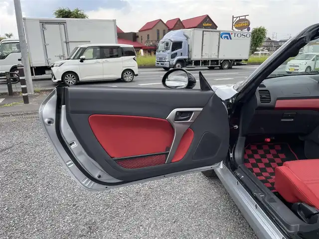 ダイハツ コペン ローブ 埼玉県 2022(令4)年 1.5万km ブライトシルバーメタリック ワンオーナー/ターボ/ハーフレザーシート/シートヒーター/純正メモリナビ＆フルセグＴＶ/（ＤＶＤ＆ＣＤ＆ＭＳＶ＆ＵＳＢ＆ＢＴ）/ＥＴＣ/ドライブレコーダー/革巻きステアリング/ステアリングリモコン/アイドリングストップ/純正１６inアルミホイール/オートライト/ＬＥＤライト/フォグランプ/スマートキー/プッシュスタート/Ｗエアバッグ/横滑り防止機能/ＡＢＳ/フロアマット/新車保証書/取扱説明書/スペアキー有