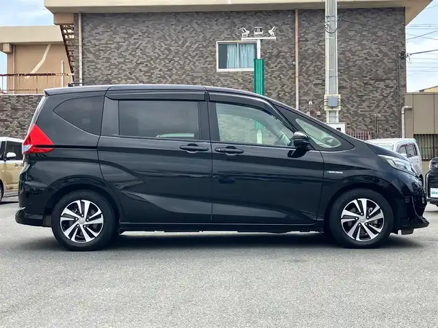 ホンダ フリード＋ ハイブリット EX 静岡県 2017(平29)年 7.1万km クリスタルブラックパール ワンオーナー/純正Hondaインターナビ/CD /DVD /SD /USB /BT /HDMI /フルセグ/ビルトインETC車載器(ナビ連動)/バックカメラ/Honda SENSING/スマートキー/スペアキー１本/イモビライザー/両側パワースライドドア/LEDヘッドライト/AFS/アクティブコーナリングライト/センターテーブル/運転席＆助手席シートヒーター/コンフォートビューパッケージ/親水/ヒーテッドドアミラー/熱線入りフロントウインドウ＋フロントドア撥水ガラス/保証書/記録簿/エンジンスタートボタン/パワーウィンドウ/パワーステアリング/寒冷地仕様/アイドリングストップ/ドライブレコーダー/横滑り防止装置/レーンキープアシスト/W+サイドエアバック/カーテンエアバック/衝突軽減システム