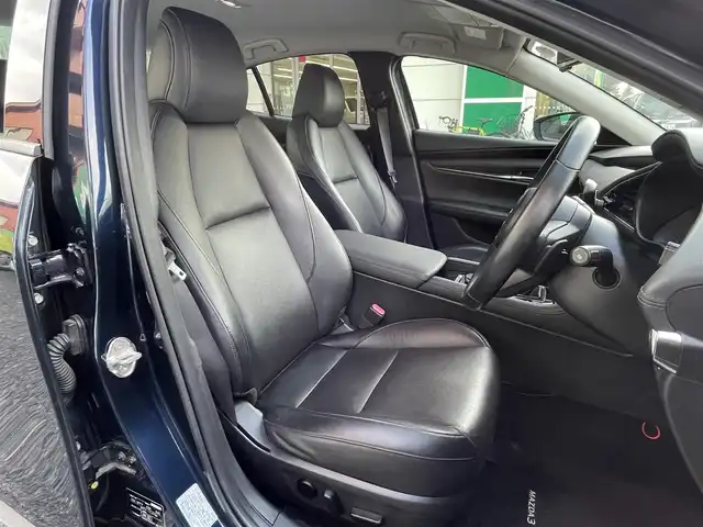 マツダ マツダ３セダン 20S Lパッケージ 東京都 2020(令2)年 2.1万km ディープクリスタルブルーマイカ 純正SDナビ/(AM/FM/CD/DVD/フルセグTV/Bluetooth)/360度セーフティパッケージ/レーダークルーズコントロール/クルージングトラフィックサポート/スマートブレーキサポート/交通標識認識システム/ドライブレコーダー前後/(XLDR-L2)/車線逸脱警報システム/ブラインドスッポトモニター/パーキングセンサー前後/ヘッドアップディスプレイ/純正フロアマット/パワーシート/前席シートヒーター/ステアリングヒーター/ETC/スペアキー×1/取扱説明書