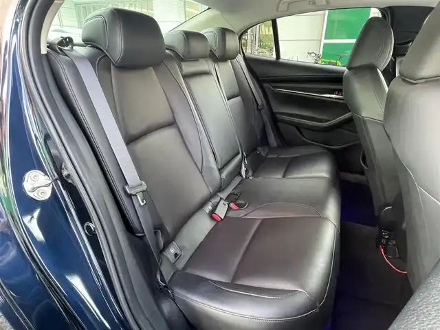 マツダ マツダ３セダン 20S Lパッケージ 東京都 2020(令2)年 2.1万km ディープクリスタルブルーマイカ 純正SDナビ/(AM/FM/CD/DVD/フルセグTV/Bluetooth)/360度セーフティパッケージ/レーダークルーズコントロール/クルージングトラフィックサポート/スマートブレーキサポート/交通標識認識システム/ドライブレコーダー前後/(XLDR-L2)/車線逸脱警報システム/ブラインドスッポトモニター/パーキングセンサー前後/ヘッドアップディスプレイ/純正フロアマット/パワーシート/前席シートヒーター/ステアリングヒーター/ETC/スペアキー×1/取扱説明書