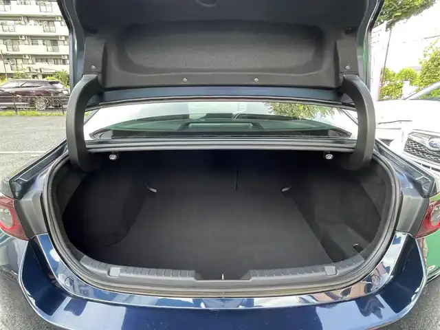 マツダ マツダ３セダン 20S Lパッケージ 東京都 2020(令2)年 2.1万km ディープクリスタルブルーマイカ 純正SDナビ/(AM/FM/CD/DVD/フルセグTV/Bluetooth)/360度セーフティパッケージ/レーダークルーズコントロール/クルージングトラフィックサポート/スマートブレーキサポート/交通標識認識システム/ドライブレコーダー前後/(XLDR-L2)/車線逸脱警報システム/ブラインドスッポトモニター/パーキングセンサー前後/ヘッドアップディスプレイ/純正フロアマット/パワーシート/前席シートヒーター/ステアリングヒーター/ETC/スペアキー×1/取扱説明書