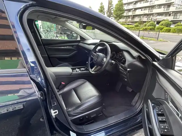 マツダ マツダ３セダン 20S Lパッケージ 東京都 2020(令2)年 2.1万km ディープクリスタルブルーマイカ 純正SDナビ/(AM/FM/CD/DVD/フルセグTV/Bluetooth)/360度セーフティパッケージ/レーダークルーズコントロール/クルージングトラフィックサポート/スマートブレーキサポート/交通標識認識システム/ドライブレコーダー前後/(XLDR-L2)/車線逸脱警報システム/ブラインドスッポトモニター/パーキングセンサー前後/ヘッドアップディスプレイ/純正フロアマット/パワーシート/前席シートヒーター/ステアリングヒーター/ETC/スペアキー×1/取扱説明書
