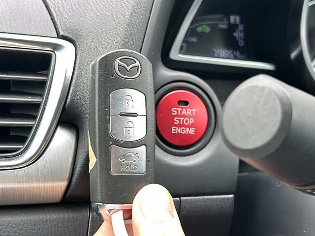 マツダ アクセラ ハイブリッド S 愛知県 2015(平27)年 8万km ソウルレッドプレミアムメタリック 登録時走行距離79864km/純正マツダコネクト7インチメモリナビ/（Bluetooth/フルセグTV/DVD）/バックカメラ/社外コーナーセンサー/DVDプレイヤー/リアビークルモニタ/アイアクティブセンス/スマートシティブレーキ/誤発進抑制機能/オートマチックハイビーム/アダブティブフロントライティングシステム/クルーズコントロール/ヘッドアップディスプレイ/ステアリングスイッチ/マルチインフォメーションディスプレイ/スマートキー/純正フロアマット/取説/保証書