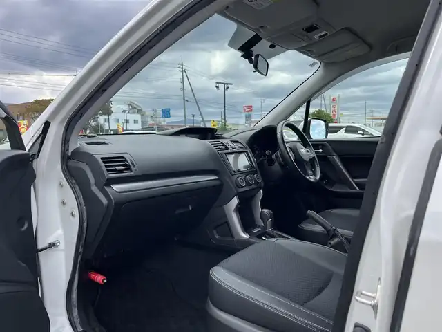 スバル フォレスター 2．0XT 鳥取県 2013(平25)年 3.9万km サテンホワイトパール ４WD・ターボ車/SI-DRIVE/純正ナビ/ワンセグ/DVD/CD/BT/ETC/ハーフレザーシート/前席シートヒーター/クルーズコントロール/キセノンヘットライト/純正18インチアルミホイール/パドルシフト/プッシュエンジンスタート/フロアマット/ドアバイザー/取扱説明書