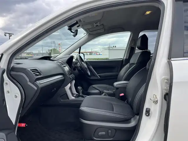 スバル フォレスター 2．0XT 鳥取県 2013(平25)年 3.9万km サテンホワイトパール ４WD・ターボ車/SI-DRIVE/純正ナビ/ワンセグ/DVD/CD/BT/ETC/ハーフレザーシート/前席シートヒーター/クルーズコントロール/キセノンヘットライト/純正18インチアルミホイール/パドルシフト/プッシュエンジンスタート/フロアマット/ドアバイザー/取扱説明書