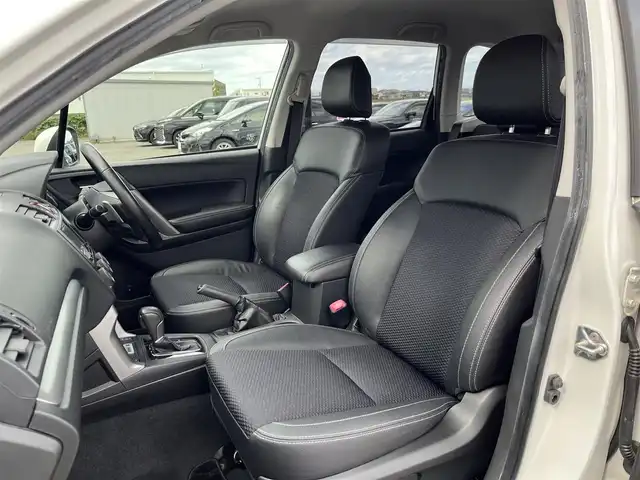スバル フォレスター 2．0XT 鳥取県 2013(平25)年 3.9万km サテンホワイトパール ４WD・ターボ車/SI-DRIVE/純正ナビ/ワンセグ/DVD/CD/BT/ETC/ハーフレザーシート/前席シートヒーター/クルーズコントロール/キセノンヘットライト/純正18インチアルミホイール/パドルシフト/プッシュエンジンスタート/フロアマット/ドアバイザー/取扱説明書