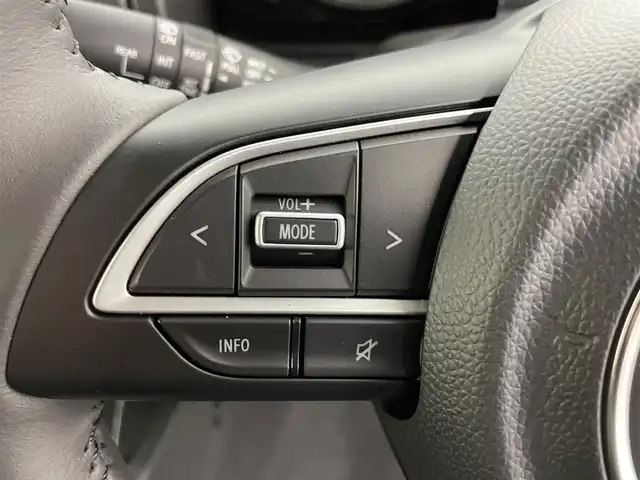 スズキ ジムニー ノマド 富山県 2025(令7)年 0.1万km 黒 ワンオーナー/4WD/ディスプレイオーディオ(AM/FM/BT/AUX/AndoroidAuto)/バックカメラ/背面タイヤ/衝突被害軽減システム/レーンキープアシスト/レーダークルーズコントロール/ダウンヒルアシストコントロール/前席シートヒーター/センターデフロック/コーナーセンサー/横滑り防止装置/盗難防止装置/ヘッドランプウォッシャー/LEDヘッドライト/オートマチックハイビーム/オートライト　/フォグランプ/アイドリングストップ/純正AW /プッシュスタート/スマートキー/スペアキー×1/取扱説明書/保証書