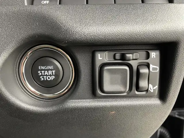 スズキ ジムニー ノマド 富山県 2025(令7)年 0.1万km 黒 ワンオーナー/4WD/ディスプレイオーディオ(AM/FM/BT/AUX/AndoroidAuto)/バックカメラ/背面タイヤ/衝突被害軽減システム/レーンキープアシスト/レーダークルーズコントロール/ダウンヒルアシストコントロール/前席シートヒーター/センターデフロック/コーナーセンサー/横滑り防止装置/盗難防止装置/ヘッドランプウォッシャー/LEDヘッドライト/オートマチックハイビーム/オートライト　/フォグランプ/アイドリングストップ/純正AW /プッシュスタート/スマートキー/スペアキー×1/取扱説明書/保証書