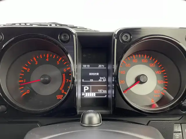 スズキ ジムニー ノマド 富山県 2025(令7)年 0.1万km 黒 ワンオーナー/4WD/ディスプレイオーディオ(AM/FM/BT/AUX/AndoroidAuto)/バックカメラ/背面タイヤ/衝突被害軽減システム/レーンキープアシスト/レーダークルーズコントロール/ダウンヒルアシストコントロール/前席シートヒーター/センターデフロック/コーナーセンサー/横滑り防止装置/盗難防止装置/ヘッドランプウォッシャー/LEDヘッドライト/オートマチックハイビーム/オートライト　/フォグランプ/アイドリングストップ/純正AW /プッシュスタート/スマートキー/スペアキー×1/取扱説明書/保証書