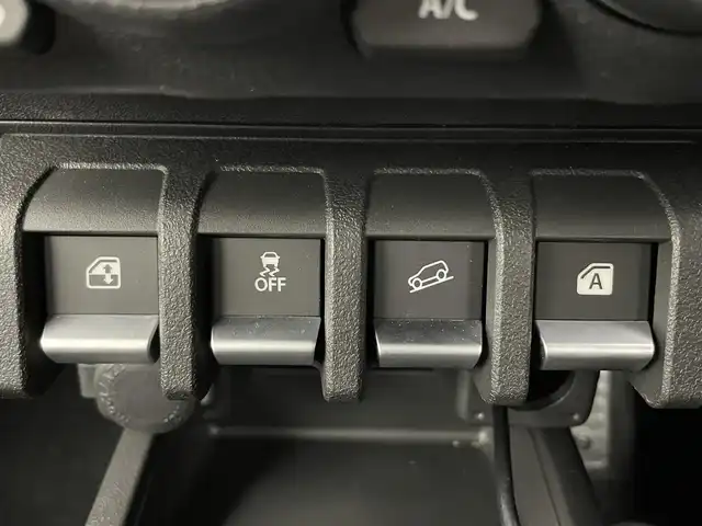 スズキ ジムニー ノマド 富山県 2025(令7)年 0.1万km 黒 ワンオーナー/4WD/ディスプレイオーディオ(AM/FM/BT/AUX/AndoroidAuto)/バックカメラ/背面タイヤ/衝突被害軽減システム/レーンキープアシスト/レーダークルーズコントロール/ダウンヒルアシストコントロール/前席シートヒーター/センターデフロック/コーナーセンサー/横滑り防止装置/盗難防止装置/ヘッドランプウォッシャー/LEDヘッドライト/オートマチックハイビーム/オートライト　/フォグランプ/アイドリングストップ/純正AW /プッシュスタート/スマートキー/スペアキー×1/取扱説明書/保証書