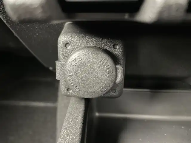 スズキ ジムニー ノマド 富山県 2025(令7)年 0.1万km 黒 ワンオーナー/4WD/ディスプレイオーディオ(AM/FM/BT/AUX/AndoroidAuto)/バックカメラ/背面タイヤ/衝突被害軽減システム/レーンキープアシスト/レーダークルーズコントロール/ダウンヒルアシストコントロール/前席シートヒーター/センターデフロック/コーナーセンサー/横滑り防止装置/盗難防止装置/ヘッドランプウォッシャー/LEDヘッドライト/オートマチックハイビーム/オートライト　/フォグランプ/アイドリングストップ/純正AW /プッシュスタート/スマートキー/スペアキー×1/取扱説明書/保証書