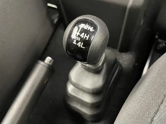 スズキ ジムニー ノマド 富山県 2025(令7)年 0.1万km 黒 ワンオーナー/4WD/ディスプレイオーディオ(AM/FM/BT/AUX/AndoroidAuto)/バックカメラ/背面タイヤ/衝突被害軽減システム/レーンキープアシスト/レーダークルーズコントロール/ダウンヒルアシストコントロール/前席シートヒーター/センターデフロック/コーナーセンサー/横滑り防止装置/盗難防止装置/ヘッドランプウォッシャー/LEDヘッドライト/オートマチックハイビーム/オートライト　/フォグランプ/アイドリングストップ/純正AW /プッシュスタート/スマートキー/スペアキー×1/取扱説明書/保証書