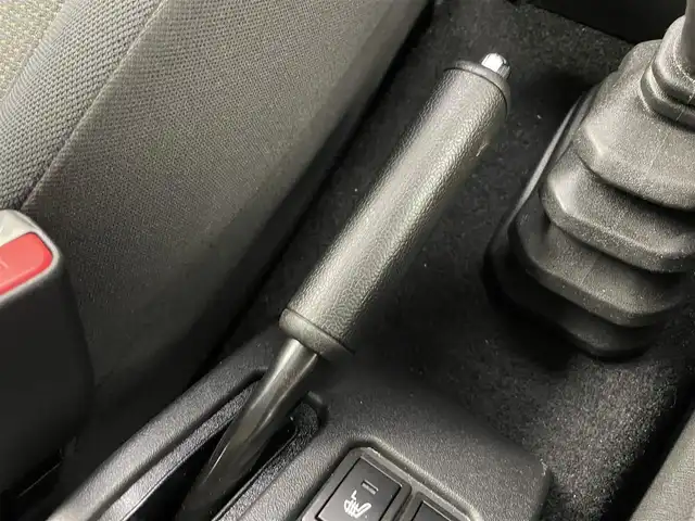 スズキ ジムニー ノマド 富山県 2025(令7)年 0.1万km 黒 ワンオーナー/4WD/ディスプレイオーディオ(AM/FM/BT/AUX/AndoroidAuto)/バックカメラ/背面タイヤ/衝突被害軽減システム/レーンキープアシスト/レーダークルーズコントロール/ダウンヒルアシストコントロール/前席シートヒーター/センターデフロック/コーナーセンサー/横滑り防止装置/盗難防止装置/ヘッドランプウォッシャー/LEDヘッドライト/オートマチックハイビーム/オートライト　/フォグランプ/アイドリングストップ/純正AW /プッシュスタート/スマートキー/スペアキー×1/取扱説明書/保証書