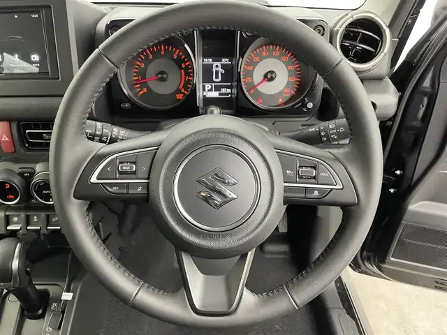 スズキ ジムニー ノマド 富山県 2025(令7)年 0.1万km 黒 ワンオーナー/4WD/ディスプレイオーディオ(AM/FM/BT/AUX/AndoroidAuto)/バックカメラ/背面タイヤ/衝突被害軽減システム/レーンキープアシスト/レーダークルーズコントロール/ダウンヒルアシストコントロール/前席シートヒーター/センターデフロック/コーナーセンサー/横滑り防止装置/盗難防止装置/ヘッドランプウォッシャー/LEDヘッドライト/オートマチックハイビーム/オートライト　/フォグランプ/アイドリングストップ/純正AW /プッシュスタート/スマートキー/スペアキー×1/取扱説明書/保証書