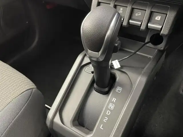 スズキ ジムニー ノマド 富山県 2025(令7)年 0.1万km 黒 ワンオーナー/4WD/ディスプレイオーディオ(AM/FM/BT/AUX/AndoroidAuto)/バックカメラ/背面タイヤ/衝突被害軽減システム/レーンキープアシスト/レーダークルーズコントロール/ダウンヒルアシストコントロール/前席シートヒーター/センターデフロック/コーナーセンサー/横滑り防止装置/盗難防止装置/ヘッドランプウォッシャー/LEDヘッドライト/オートマチックハイビーム/オートライト　/フォグランプ/アイドリングストップ/純正AW /プッシュスタート/スマートキー/スペアキー×1/取扱説明書/保証書