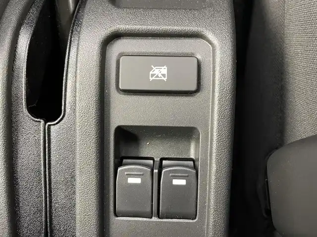 スズキ ジムニー ノマド 富山県 2025(令7)年 0.1万km 黒 ワンオーナー/4WD/ディスプレイオーディオ(AM/FM/BT/AUX/AndoroidAuto)/バックカメラ/背面タイヤ/衝突被害軽減システム/レーンキープアシスト/レーダークルーズコントロール/ダウンヒルアシストコントロール/前席シートヒーター/センターデフロック/コーナーセンサー/横滑り防止装置/盗難防止装置/ヘッドランプウォッシャー/LEDヘッドライト/オートマチックハイビーム/オートライト　/フォグランプ/アイドリングストップ/純正AW /プッシュスタート/スマートキー/スペアキー×1/取扱説明書/保証書