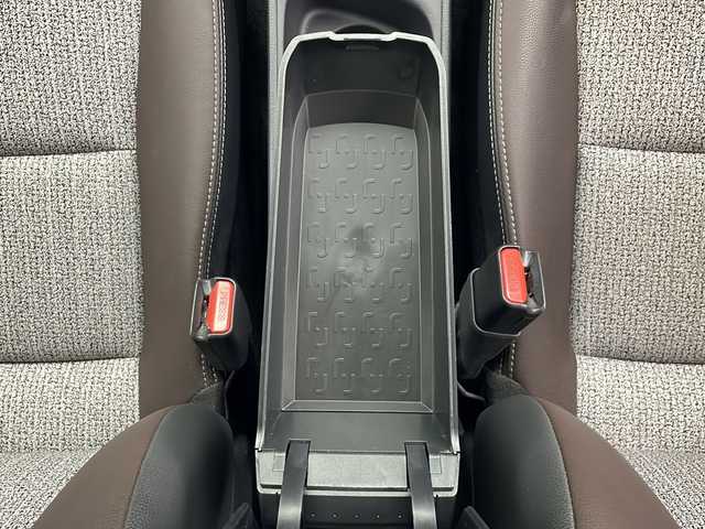 トヨタ ヤリスクロス ハイブリッド Z 秋田県 2021(令3)年 2.4万km ブラックマイカ/ホワイトパールクリスタルシャイン 2トーン 4WD/全方位カメラ/純正ディスプレイオーディオ/フルセグTV/Bluetooth/AM/FM/衝突被害軽減ブレーキ/レーダークルーズコントロール/ブラインドスポットモニター/ヘッドアップディスプレイ/レーンキープアシスト/横滑り防止装置/プリクラッシュセーフティ/前後クリアランスソナー/先行者発進告知/後退速度抑制/アドバンストパーク/寒冷地仕様/ワイパーデアイサー/ステアリングヒーター/前席シートヒーター/D席パワーシート/電動リアゲート/LEDヘッドライト/フォグランプ/オートマチックハイビーム/AC100V/ビルトインETC/前後ドライブレコーダー/電動パーキング/ハーフレザーシート/純正アルミホイール/純正フロアマット/純正ドアバイザー/スペアキー