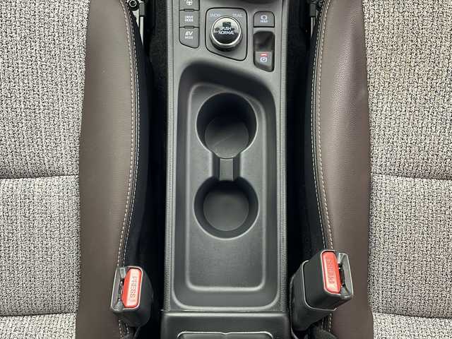 トヨタ ヤリスクロス ハイブリッド Z 秋田県 2021(令3)年 2.4万km ブラックマイカ/ホワイトパールクリスタルシャイン 2トーン 4WD/全方位カメラ/純正ディスプレイオーディオ/フルセグTV/Bluetooth/AM/FM/衝突被害軽減ブレーキ/レーダークルーズコントロール/ブラインドスポットモニター/ヘッドアップディスプレイ/レーンキープアシスト/横滑り防止装置/プリクラッシュセーフティ/前後クリアランスソナー/先行者発進告知/後退速度抑制/アドバンストパーク/寒冷地仕様/ワイパーデアイサー/ステアリングヒーター/前席シートヒーター/D席パワーシート/電動リアゲート/LEDヘッドライト/フォグランプ/オートマチックハイビーム/AC100V/ビルトインETC/前後ドライブレコーダー/電動パーキング/ハーフレザーシート/純正アルミホイール/純正フロアマット/純正ドアバイザー/スペアキー