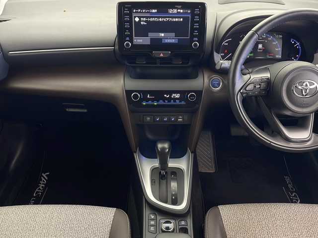 トヨタ ヤリスクロス ハイブリッド Z 秋田県 2021(令3)年 2.4万km ブラックマイカ/ホワイトパールクリスタルシャイン 2トーン 4WD/全方位カメラ/純正ディスプレイオーディオ/フルセグTV/Bluetooth/AM/FM/衝突被害軽減ブレーキ/レーダークルーズコントロール/ブラインドスポットモニター/ヘッドアップディスプレイ/レーンキープアシスト/横滑り防止装置/プリクラッシュセーフティ/前後クリアランスソナー/先行者発進告知/後退速度抑制/アドバンストパーク/寒冷地仕様/ワイパーデアイサー/ステアリングヒーター/前席シートヒーター/D席パワーシート/電動リアゲート/LEDヘッドライト/フォグランプ/オートマチックハイビーム/AC100V/ビルトインETC/前後ドライブレコーダー/電動パーキング/ハーフレザーシート/純正アルミホイール/純正フロアマット/純正ドアバイザー/スペアキー