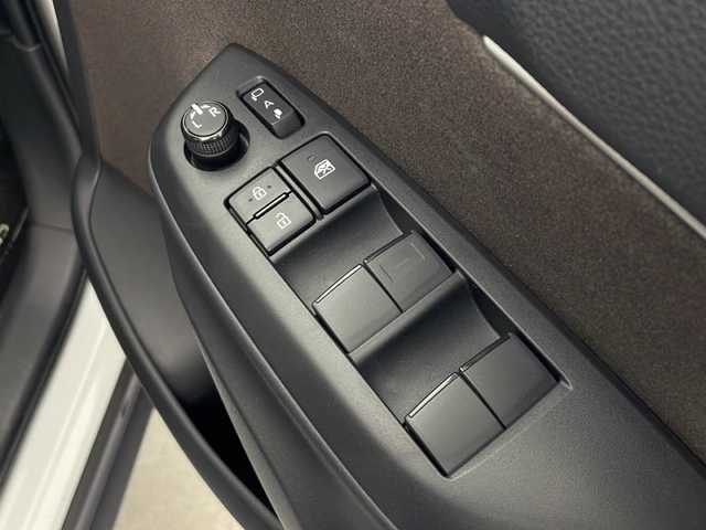 トヨタ ヤリスクロス ハイブリッド Z 秋田県 2021(令3)年 2.4万km ブラックマイカ/ホワイトパールクリスタルシャイン 2トーン 4WD/全方位カメラ/純正ディスプレイオーディオ/フルセグTV/Bluetooth/AM/FM/衝突被害軽減ブレーキ/レーダークルーズコントロール/ブラインドスポットモニター/ヘッドアップディスプレイ/レーンキープアシスト/横滑り防止装置/プリクラッシュセーフティ/前後クリアランスソナー/先行者発進告知/後退速度抑制/アドバンストパーク/寒冷地仕様/ワイパーデアイサー/ステアリングヒーター/前席シートヒーター/D席パワーシート/電動リアゲート/LEDヘッドライト/フォグランプ/オートマチックハイビーム/AC100V/ビルトインETC/前後ドライブレコーダー/電動パーキング/ハーフレザーシート/純正アルミホイール/純正フロアマット/純正ドアバイザー/スペアキー