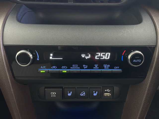 トヨタ ヤリスクロス ハイブリッド Z 秋田県 2021(令3)年 2.4万km ブラックマイカ/ホワイトパールクリスタルシャイン 2トーン 4WD/全方位カメラ/純正ディスプレイオーディオ/フルセグTV/Bluetooth/AM/FM/衝突被害軽減ブレーキ/レーダークルーズコントロール/ブラインドスポットモニター/ヘッドアップディスプレイ/レーンキープアシスト/横滑り防止装置/プリクラッシュセーフティ/前後クリアランスソナー/先行者発進告知/後退速度抑制/アドバンストパーク/寒冷地仕様/ワイパーデアイサー/ステアリングヒーター/前席シートヒーター/D席パワーシート/電動リアゲート/LEDヘッドライト/フォグランプ/オートマチックハイビーム/AC100V/ビルトインETC/前後ドライブレコーダー/電動パーキング/ハーフレザーシート/純正アルミホイール/純正フロアマット/純正ドアバイザー/スペアキー