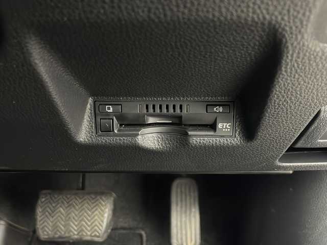 トヨタ ヤリスクロス ハイブリッド Z 秋田県 2021(令3)年 2.4万km ブラックマイカ/ホワイトパールクリスタルシャイン 2トーン 4WD/全方位カメラ/純正ディスプレイオーディオ/フルセグTV/Bluetooth/AM/FM/衝突被害軽減ブレーキ/レーダークルーズコントロール/ブラインドスポットモニター/ヘッドアップディスプレイ/レーンキープアシスト/横滑り防止装置/プリクラッシュセーフティ/前後クリアランスソナー/先行者発進告知/後退速度抑制/アドバンストパーク/寒冷地仕様/ワイパーデアイサー/ステアリングヒーター/前席シートヒーター/D席パワーシート/電動リアゲート/LEDヘッドライト/フォグランプ/オートマチックハイビーム/AC100V/ビルトインETC/前後ドライブレコーダー/電動パーキング/ハーフレザーシート/純正アルミホイール/純正フロアマット/純正ドアバイザー/スペアキー