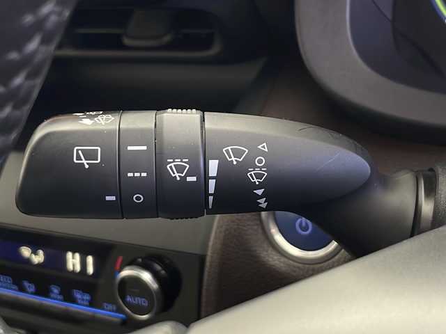 トヨタ ヤリスクロス ハイブリッド Z 秋田県 2021(令3)年 2.4万km ブラックマイカ/ホワイトパールクリスタルシャイン 2トーン 4WD/全方位カメラ/純正ディスプレイオーディオ/フルセグTV/Bluetooth/AM/FM/衝突被害軽減ブレーキ/レーダークルーズコントロール/ブラインドスポットモニター/ヘッドアップディスプレイ/レーンキープアシスト/横滑り防止装置/プリクラッシュセーフティ/前後クリアランスソナー/先行者発進告知/後退速度抑制/アドバンストパーク/寒冷地仕様/ワイパーデアイサー/ステアリングヒーター/前席シートヒーター/D席パワーシート/電動リアゲート/LEDヘッドライト/フォグランプ/オートマチックハイビーム/AC100V/ビルトインETC/前後ドライブレコーダー/電動パーキング/ハーフレザーシート/純正アルミホイール/純正フロアマット/純正ドアバイザー/スペアキー