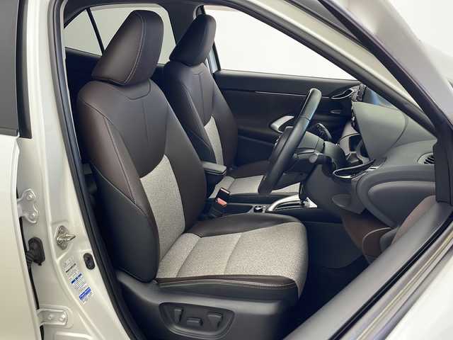 トヨタ ヤリスクロス ハイブリッド Z 秋田県 2021(令3)年 2.4万km ブラックマイカ/ホワイトパールクリスタルシャイン 2トーン 4WD/全方位カメラ/純正ディスプレイオーディオ/フルセグTV/Bluetooth/AM/FM/衝突被害軽減ブレーキ/レーダークルーズコントロール/ブラインドスポットモニター/ヘッドアップディスプレイ/レーンキープアシスト/横滑り防止装置/プリクラッシュセーフティ/前後クリアランスソナー/先行者発進告知/後退速度抑制/アドバンストパーク/寒冷地仕様/ワイパーデアイサー/ステアリングヒーター/前席シートヒーター/D席パワーシート/電動リアゲート/LEDヘッドライト/フォグランプ/オートマチックハイビーム/AC100V/ビルトインETC/前後ドライブレコーダー/電動パーキング/ハーフレザーシート/純正アルミホイール/純正フロアマット/純正ドアバイザー/スペアキー