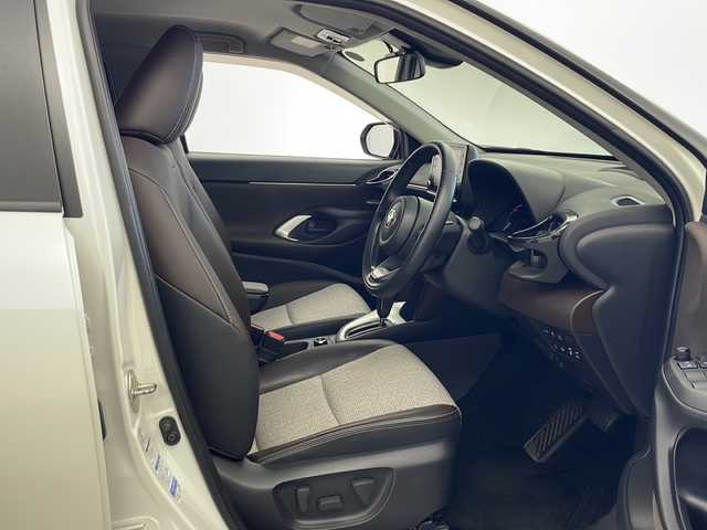 トヨタ ヤリスクロス ハイブリッド Z 秋田県 2021(令3)年 2.4万km ブラックマイカ/ホワイトパールクリスタルシャイン 2トーン 4WD/全方位カメラ/純正ディスプレイオーディオ/フルセグTV/Bluetooth/AM/FM/衝突被害軽減ブレーキ/レーダークルーズコントロール/ブラインドスポットモニター/ヘッドアップディスプレイ/レーンキープアシスト/横滑り防止装置/プリクラッシュセーフティ/前後クリアランスソナー/先行者発進告知/後退速度抑制/アドバンストパーク/寒冷地仕様/ワイパーデアイサー/ステアリングヒーター/前席シートヒーター/D席パワーシート/電動リアゲート/LEDヘッドライト/フォグランプ/オートマチックハイビーム/AC100V/ビルトインETC/前後ドライブレコーダー/電動パーキング/ハーフレザーシート/純正アルミホイール/純正フロアマット/純正ドアバイザー/スペアキー