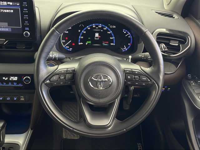 トヨタ ヤリスクロス ハイブリッド Z 秋田県 2021(令3)年 2.4万km ブラックマイカ/ホワイトパールクリスタルシャイン 2トーン 4WD/全方位カメラ/純正ディスプレイオーディオ/フルセグTV/Bluetooth/AM/FM/衝突被害軽減ブレーキ/レーダークルーズコントロール/ブラインドスポットモニター/ヘッドアップディスプレイ/レーンキープアシスト/横滑り防止装置/プリクラッシュセーフティ/前後クリアランスソナー/先行者発進告知/後退速度抑制/アドバンストパーク/寒冷地仕様/ワイパーデアイサー/ステアリングヒーター/前席シートヒーター/D席パワーシート/電動リアゲート/LEDヘッドライト/フォグランプ/オートマチックハイビーム/AC100V/ビルトインETC/前後ドライブレコーダー/電動パーキング/ハーフレザーシート/純正アルミホイール/純正フロアマット/純正ドアバイザー/スペアキー