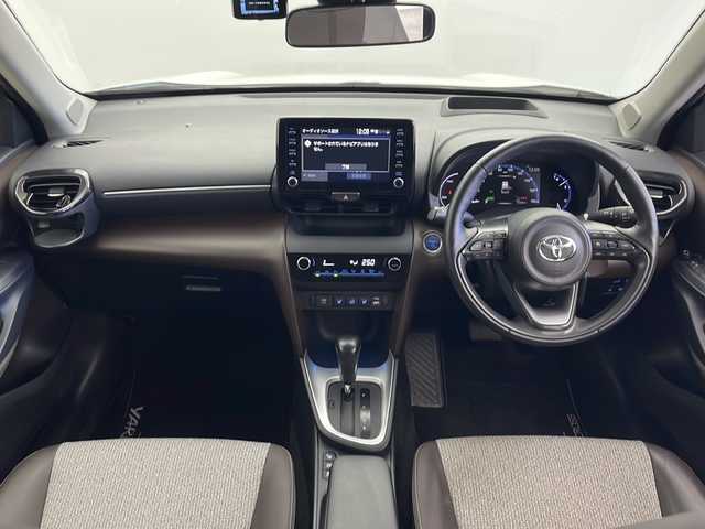 トヨタ ヤリスクロス ハイブリッド Z 秋田県 2021(令3)年 2.4万km ブラックマイカ/ホワイトパールクリスタルシャイン 2トーン 4WD/全方位カメラ/純正ディスプレイオーディオ/フルセグTV/Bluetooth/AM/FM/衝突被害軽減ブレーキ/レーダークルーズコントロール/ブラインドスポットモニター/ヘッドアップディスプレイ/レーンキープアシスト/横滑り防止装置/プリクラッシュセーフティ/前後クリアランスソナー/先行者発進告知/後退速度抑制/アドバンストパーク/寒冷地仕様/ワイパーデアイサー/ステアリングヒーター/前席シートヒーター/D席パワーシート/電動リアゲート/LEDヘッドライト/フォグランプ/オートマチックハイビーム/AC100V/ビルトインETC/前後ドライブレコーダー/電動パーキング/ハーフレザーシート/純正アルミホイール/純正フロアマット/純正ドアバイザー/スペアキー