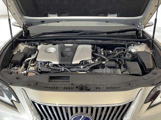 レクサス ＥＳ 300h バージョンL 福井県 2019(平31)年 6.5万km アイスエクリュマイカメタリック マークレビンソンサウンドシステム/ムーンルーフ(チルト&スライド式)/純正12.3インチナビ/パノラミックビューモニター/セーフティシステム/・プリクラッシュセーフティ/・パーキングサポートブレーキ/・レーダークルーズコントロール/・レーントレーシングアシスト/・アダプティブハイビームシステム/・ロードサインアシスト/・先行車発進告知機能/ITS Connect/ハンズフリーパワートランクリッド/デジタルアウターミラー/デジタルインナーミラー/カラーヘッドアップディスプレイ/ブラックレザーシート/前席パワーシート/後席電動リクライニング機能/全席シートヒーター/エアシート/ステアリングヒーター/おくだけ充電/ETC2.0/ドライブレコーダー/オートライト/三眼フルLEDヘッドランプ/純正18インチアルミホイール/アンビエントイルミネーション/電動サンシェード/純正フロアマット/プッシュスタート/スマートキー