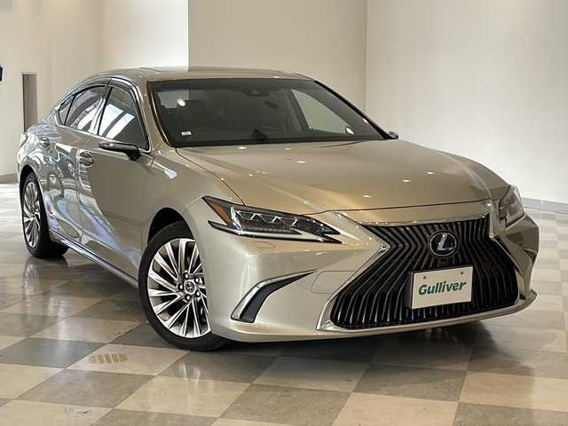 レクサス ＥＳ 300h バージョンL 福井県 2019(平31)年 6.5万km アイスエクリュマイカメタリック マークレビンソンサウンドシステム/ムーンルーフ(チルト&スライド式)/純正12.3インチナビ/パノラミックビューモニター/セーフティシステム/・プリクラッシュセーフティ/・パーキングサポートブレーキ/・レーダークルーズコントロール/・レーントレーシングアシスト/・アダプティブハイビームシステム/・ロードサインアシスト/・先行車発進告知機能/ITS Connect/ハンズフリーパワートランクリッド/デジタルアウターミラー/デジタルインナーミラー/カラーヘッドアップディスプレイ/ブラックレザーシート/前席パワーシート/後席電動リクライニング機能/全席シートヒーター/エアシート/ステアリングヒーター/おくだけ充電/ETC2.0/ドライブレコーダー/オートライト/三眼フルLEDヘッドランプ/純正18インチアルミホイール/アンビエントイルミネーション/電動サンシェード/純正フロアマット/プッシュスタート/スマートキー