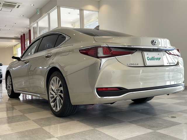 レクサス ＥＳ 300h バージョンL 福井県 2019(平31)年 6.5万km アイスエクリュマイカメタリック マークレビンソンサウンドシステム/ムーンルーフ(チルト&スライド式)/純正12.3インチナビ/パノラミックビューモニター/セーフティシステム/・プリクラッシュセーフティ/・パーキングサポートブレーキ/・レーダークルーズコントロール/・レーントレーシングアシスト/・アダプティブハイビームシステム/・ロードサインアシスト/・先行車発進告知機能/ITS Connect/ハンズフリーパワートランクリッド/デジタルアウターミラー/デジタルインナーミラー/カラーヘッドアップディスプレイ/ブラックレザーシート/前席パワーシート/後席電動リクライニング機能/全席シートヒーター/エアシート/ステアリングヒーター/おくだけ充電/ETC2.0/ドライブレコーダー/オートライト/三眼フルLEDヘッドランプ/純正18インチアルミホイール/アンビエントイルミネーション/電動サンシェード/純正フロアマット/プッシュスタート/スマートキー