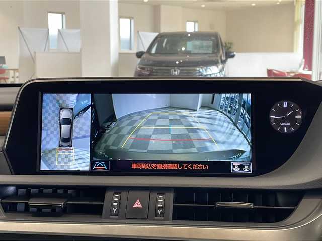 レクサス ＥＳ 300h バージョンL 福井県 2019(平31)年 6.5万km アイスエクリュマイカメタリック マークレビンソンサウンドシステム/ムーンルーフ(チルト&スライド式)/純正12.3インチナビ/パノラミックビューモニター/セーフティシステム/・プリクラッシュセーフティ/・パーキングサポートブレーキ/・レーダークルーズコントロール/・レーントレーシングアシスト/・アダプティブハイビームシステム/・ロードサインアシスト/・先行車発進告知機能/ITS Connect/ハンズフリーパワートランクリッド/デジタルアウターミラー/デジタルインナーミラー/カラーヘッドアップディスプレイ/ブラックレザーシート/前席パワーシート/後席電動リクライニング機能/全席シートヒーター/エアシート/ステアリングヒーター/おくだけ充電/ETC2.0/ドライブレコーダー/オートライト/三眼フルLEDヘッドランプ/純正18インチアルミホイール/アンビエントイルミネーション/電動サンシェード/純正フロアマット/プッシュスタート/スマートキー