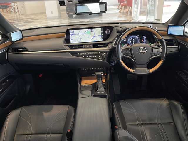 レクサス ＥＳ 300h バージョンL 福井県 2019(平31)年 6.5万km アイスエクリュマイカメタリック マークレビンソンサウンドシステム/ムーンルーフ(チルト&スライド式)/純正12.3インチナビ/パノラミックビューモニター/セーフティシステム/・プリクラッシュセーフティ/・パーキングサポートブレーキ/・レーダークルーズコントロール/・レーントレーシングアシスト/・アダプティブハイビームシステム/・ロードサインアシスト/・先行車発進告知機能/ITS Connect/ハンズフリーパワートランクリッド/デジタルアウターミラー/デジタルインナーミラー/カラーヘッドアップディスプレイ/ブラックレザーシート/前席パワーシート/後席電動リクライニング機能/全席シートヒーター/エアシート/ステアリングヒーター/おくだけ充電/ETC2.0/ドライブレコーダー/オートライト/三眼フルLEDヘッドランプ/純正18インチアルミホイール/アンビエントイルミネーション/電動サンシェード/純正フロアマット/プッシュスタート/スマートキー