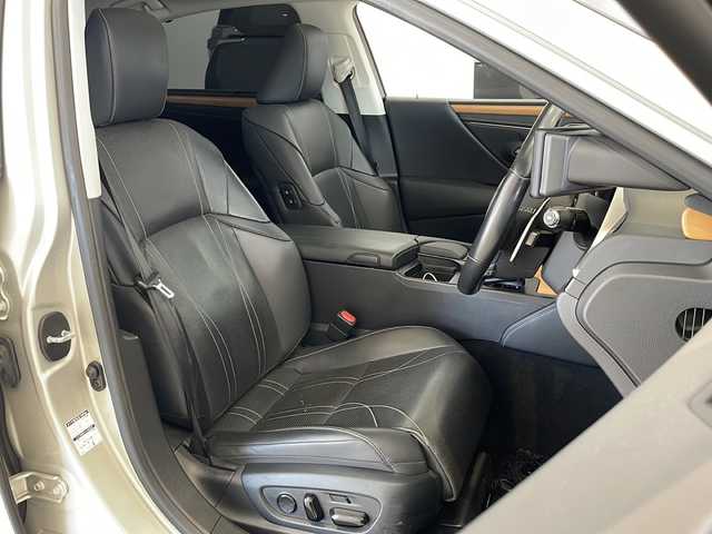 レクサス ＥＳ 300h バージョンL 福井県 2019(平31)年 6.5万km アイスエクリュマイカメタリック マークレビンソンサウンドシステム/ムーンルーフ(チルト&スライド式)/純正12.3インチナビ/パノラミックビューモニター/セーフティシステム/・プリクラッシュセーフティ/・パーキングサポートブレーキ/・レーダークルーズコントロール/・レーントレーシングアシスト/・アダプティブハイビームシステム/・ロードサインアシスト/・先行車発進告知機能/ITS Connect/ハンズフリーパワートランクリッド/デジタルアウターミラー/デジタルインナーミラー/カラーヘッドアップディスプレイ/ブラックレザーシート/前席パワーシート/後席電動リクライニング機能/全席シートヒーター/エアシート/ステアリングヒーター/おくだけ充電/ETC2.0/ドライブレコーダー/オートライト/三眼フルLEDヘッドランプ/純正18インチアルミホイール/アンビエントイルミネーション/電動サンシェード/純正フロアマット/プッシュスタート/スマートキー