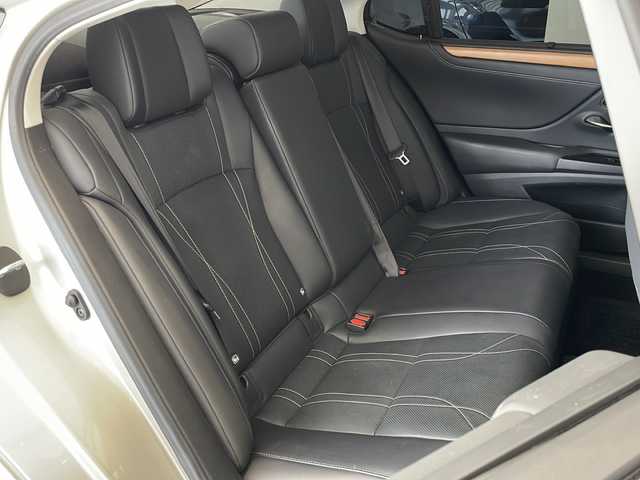 レクサス ＥＳ 300h バージョンL 福井県 2019(平31)年 6.5万km アイスエクリュマイカメタリック マークレビンソンサウンドシステム/ムーンルーフ(チルト&スライド式)/純正12.3インチナビ/パノラミックビューモニター/セーフティシステム/・プリクラッシュセーフティ/・パーキングサポートブレーキ/・レーダークルーズコントロール/・レーントレーシングアシスト/・アダプティブハイビームシステム/・ロードサインアシスト/・先行車発進告知機能/ITS Connect/ハンズフリーパワートランクリッド/デジタルアウターミラー/デジタルインナーミラー/カラーヘッドアップディスプレイ/ブラックレザーシート/前席パワーシート/後席電動リクライニング機能/全席シートヒーター/エアシート/ステアリングヒーター/おくだけ充電/ETC2.0/ドライブレコーダー/オートライト/三眼フルLEDヘッドランプ/純正18インチアルミホイール/アンビエントイルミネーション/電動サンシェード/純正フロアマット/プッシュスタート/スマートキー