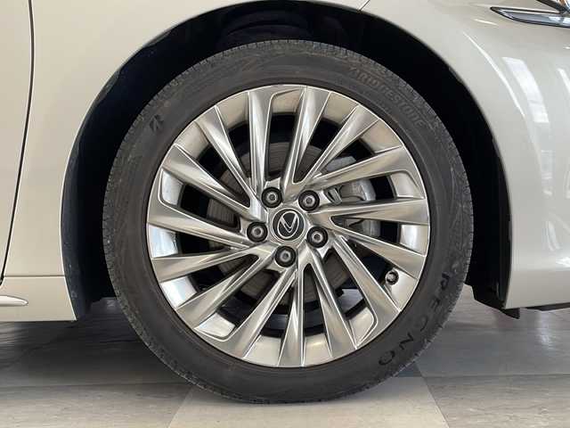 レクサス ＥＳ 300h バージョンL 福井県 2019(平31)年 6.5万km アイスエクリュマイカメタリック マークレビンソンサウンドシステム/ムーンルーフ(チルト&スライド式)/純正12.3インチナビ/パノラミックビューモニター/セーフティシステム/・プリクラッシュセーフティ/・パーキングサポートブレーキ/・レーダークルーズコントロール/・レーントレーシングアシスト/・アダプティブハイビームシステム/・ロードサインアシスト/・先行車発進告知機能/ITS Connect/ハンズフリーパワートランクリッド/デジタルアウターミラー/デジタルインナーミラー/カラーヘッドアップディスプレイ/ブラックレザーシート/前席パワーシート/後席電動リクライニング機能/全席シートヒーター/エアシート/ステアリングヒーター/おくだけ充電/ETC2.0/ドライブレコーダー/オートライト/三眼フルLEDヘッドランプ/純正18インチアルミホイール/アンビエントイルミネーション/電動サンシェード/純正フロアマット/プッシュスタート/スマートキー