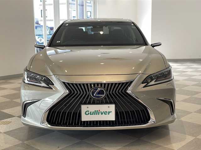 レクサス ＥＳ 300h バージョンL 福井県 2019(平31)年 6.5万km アイスエクリュマイカメタリック マークレビンソンサウンドシステム/ムーンルーフ(チルト&スライド式)/純正12.3インチナビ/パノラミックビューモニター/セーフティシステム/・プリクラッシュセーフティ/・パーキングサポートブレーキ/・レーダークルーズコントロール/・レーントレーシングアシスト/・アダプティブハイビームシステム/・ロードサインアシスト/・先行車発進告知機能/ITS Connect/ハンズフリーパワートランクリッド/デジタルアウターミラー/デジタルインナーミラー/カラーヘッドアップディスプレイ/ブラックレザーシート/前席パワーシート/後席電動リクライニング機能/全席シートヒーター/エアシート/ステアリングヒーター/おくだけ充電/ETC2.0/ドライブレコーダー/オートライト/三眼フルLEDヘッドランプ/純正18インチアルミホイール/アンビエントイルミネーション/電動サンシェード/純正フロアマット/プッシュスタート/スマートキー