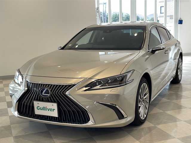 レクサス ＥＳ 300h バージョンL 福井県 2019(平31)年 6.5万km アイスエクリュマイカメタリック マークレビンソンサウンドシステム/ムーンルーフ(チルト&スライド式)/純正12.3インチナビ/パノラミックビューモニター/セーフティシステム/・プリクラッシュセーフティ/・パーキングサポートブレーキ/・レーダークルーズコントロール/・レーントレーシングアシスト/・アダプティブハイビームシステム/・ロードサインアシスト/・先行車発進告知機能/ITS Connect/ハンズフリーパワートランクリッド/デジタルアウターミラー/デジタルインナーミラー/カラーヘッドアップディスプレイ/ブラックレザーシート/前席パワーシート/後席電動リクライニング機能/全席シートヒーター/エアシート/ステアリングヒーター/おくだけ充電/ETC2.0/ドライブレコーダー/オートライト/三眼フルLEDヘッドランプ/純正18インチアルミホイール/アンビエントイルミネーション/電動サンシェード/純正フロアマット/プッシュスタート/スマートキー